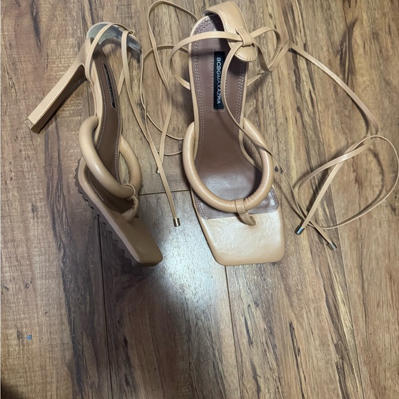 BCBGMaxazria Pelia Sandal SIZE: 8 - Picture 2 of 4